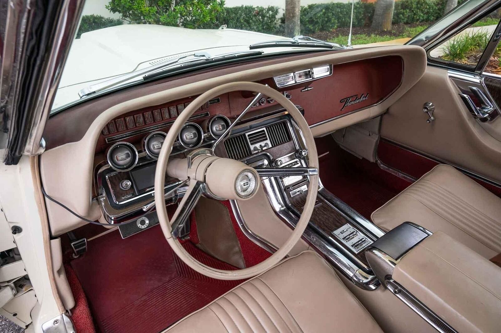 Ford-Thunderbird-1965-2-Door-10