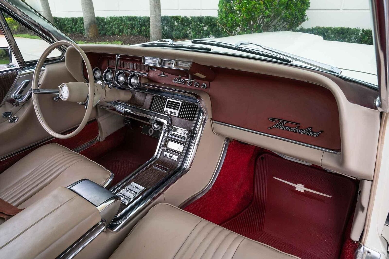 Ford-Thunderbird-1965-2-Door-11