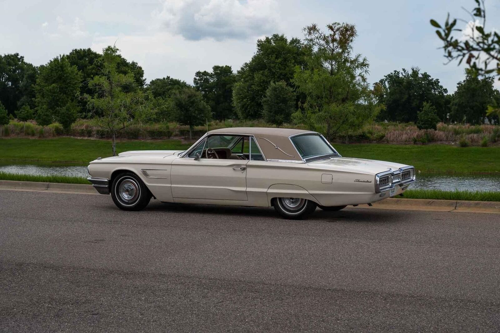 Ford-Thunderbird-1965-2-Door-20