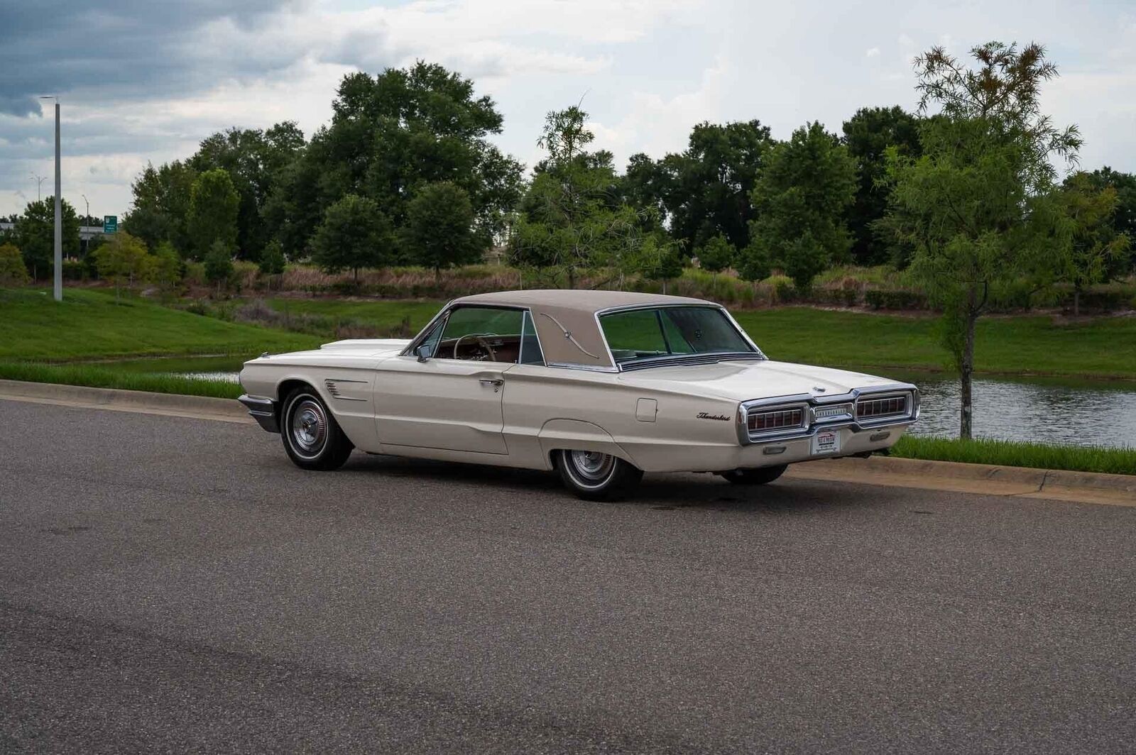 Ford-Thunderbird-1965-2-Door-21