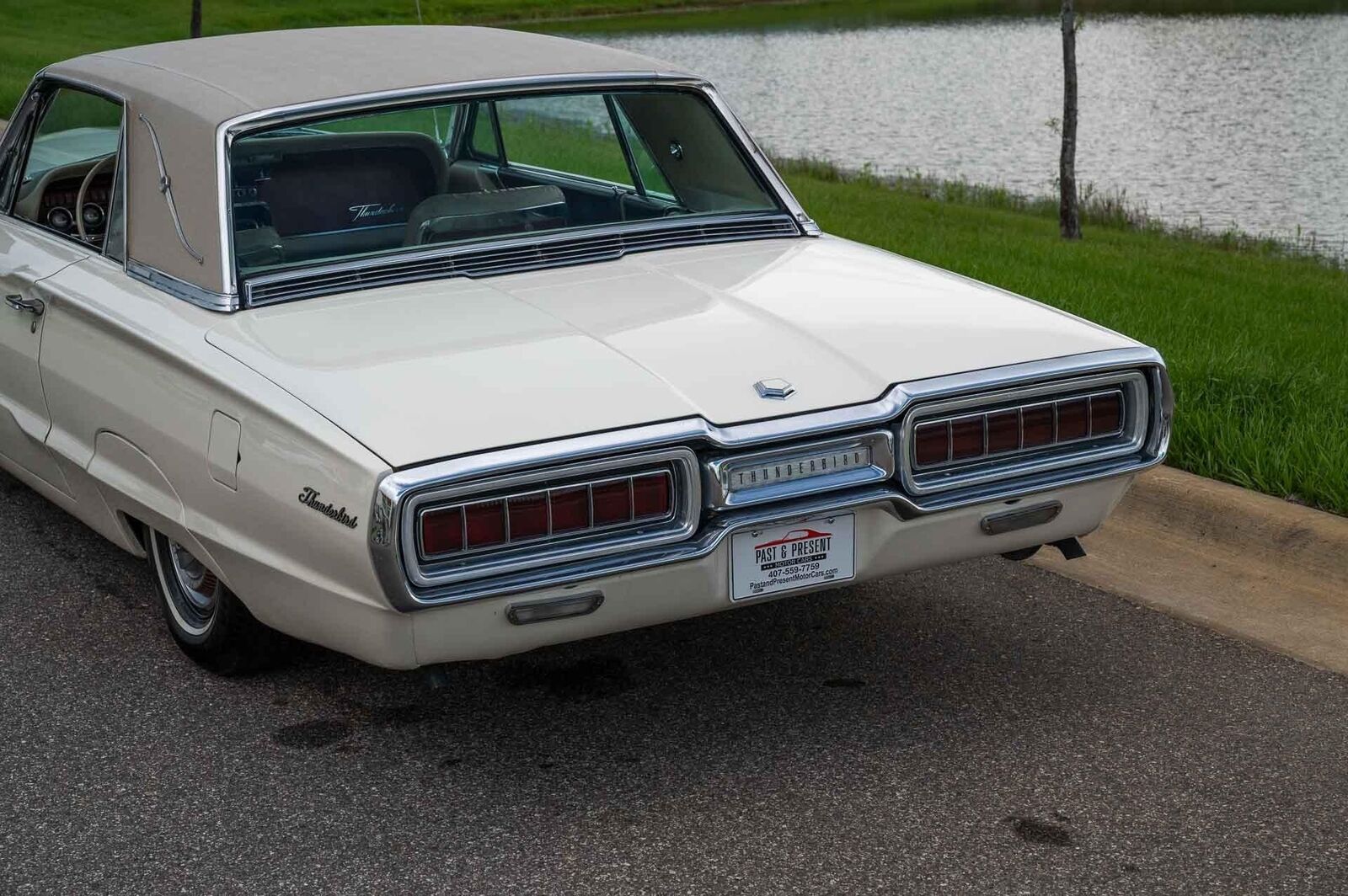 Ford-Thunderbird-1965-2-Door-22