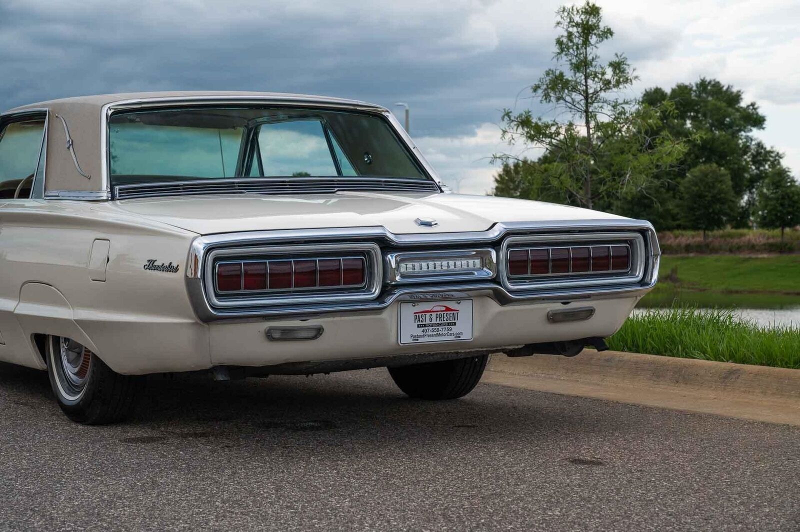 Ford-Thunderbird-1965-2-Door-23