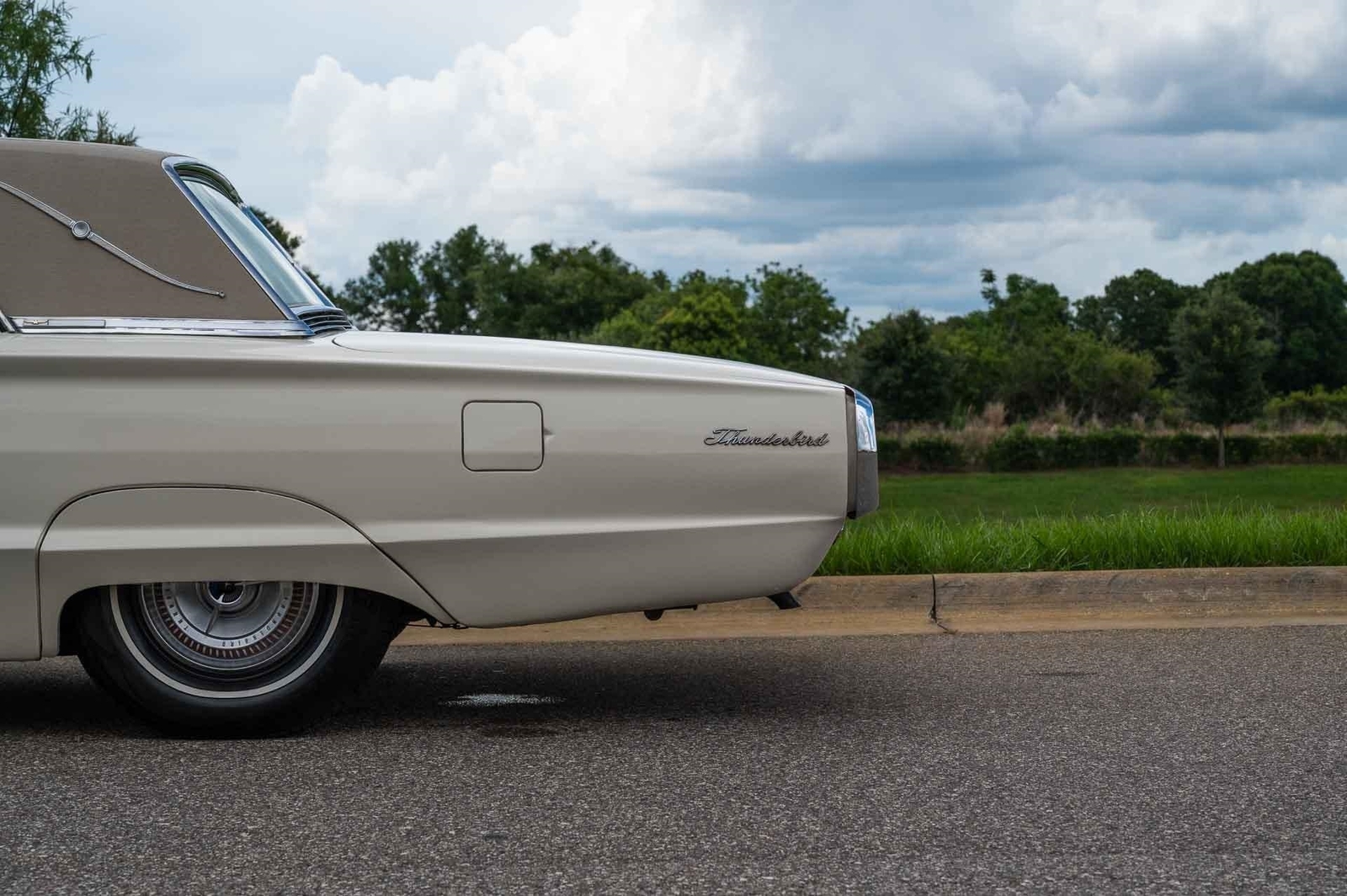 Ford-Thunderbird-1965-2-Door-24