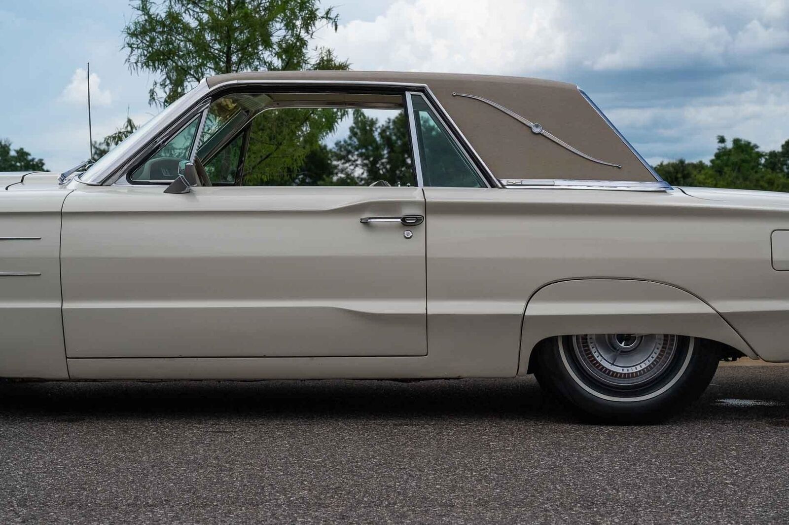 Ford-Thunderbird-1965-2-Door-25