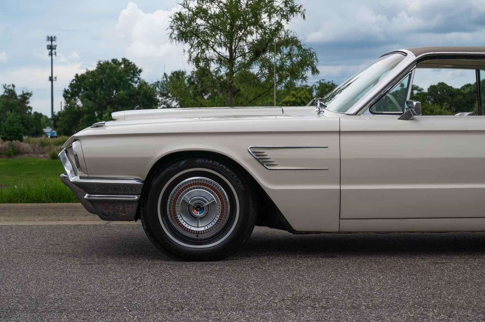 Ford-Thunderbird-1965-2-Door-26