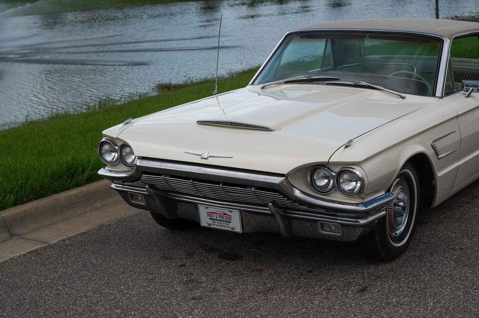 Ford-Thunderbird-1965-2-Door-27