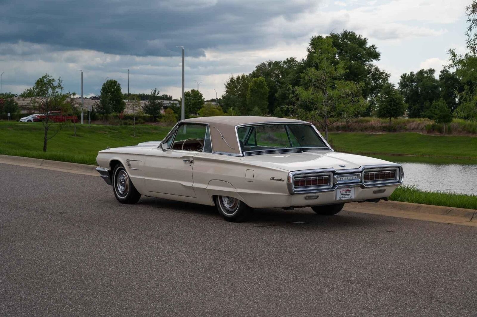 Ford-Thunderbird-1965-2-Door-3