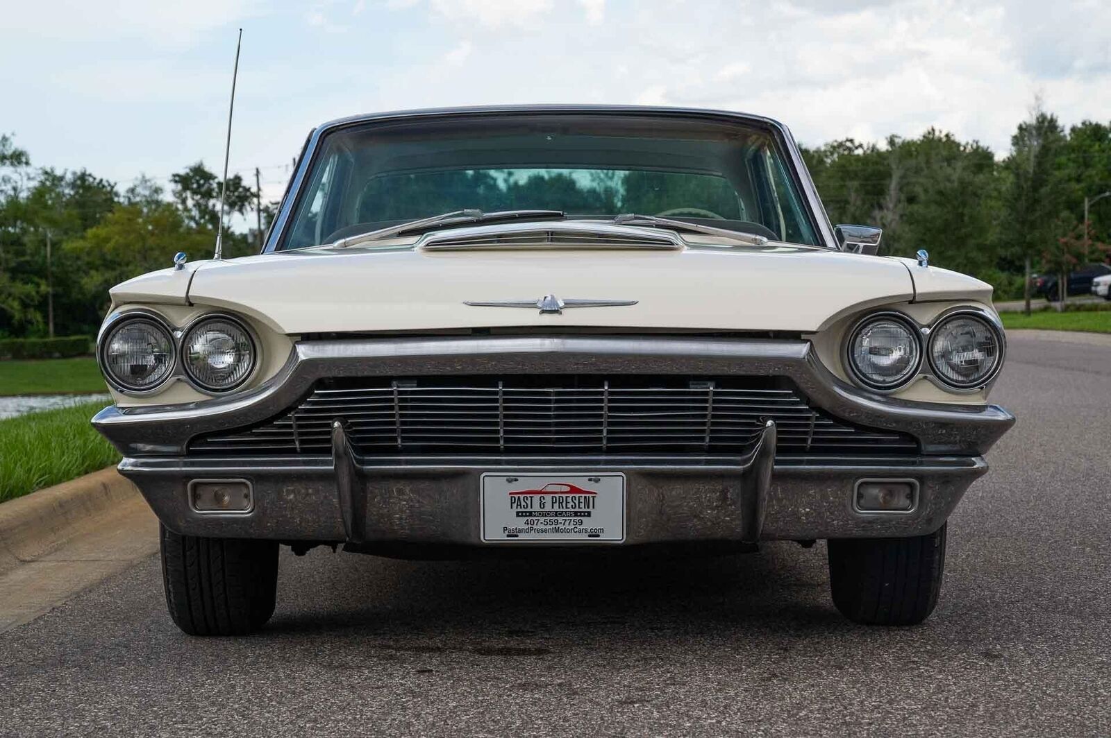 Ford-Thunderbird-1965-2-Door-30