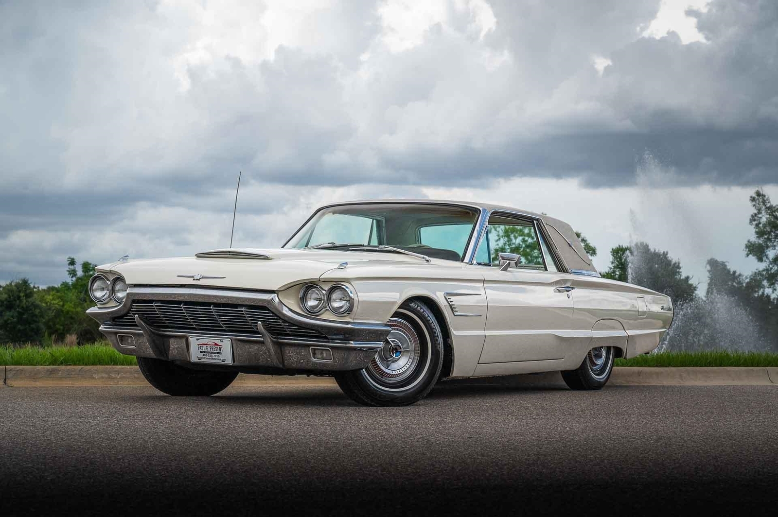 Ford-Thunderbird-1965-2-Door-35