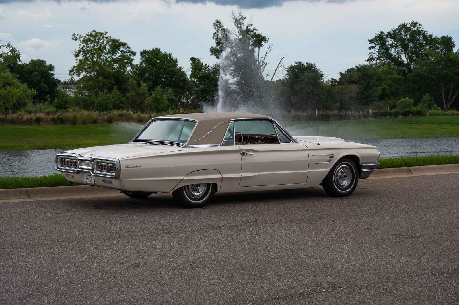 Ford-Thunderbird-1965-2-Door-36