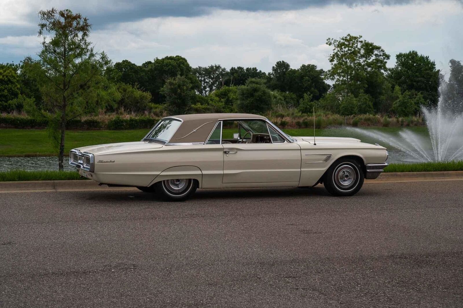 Ford-Thunderbird-1965-2-Door-37