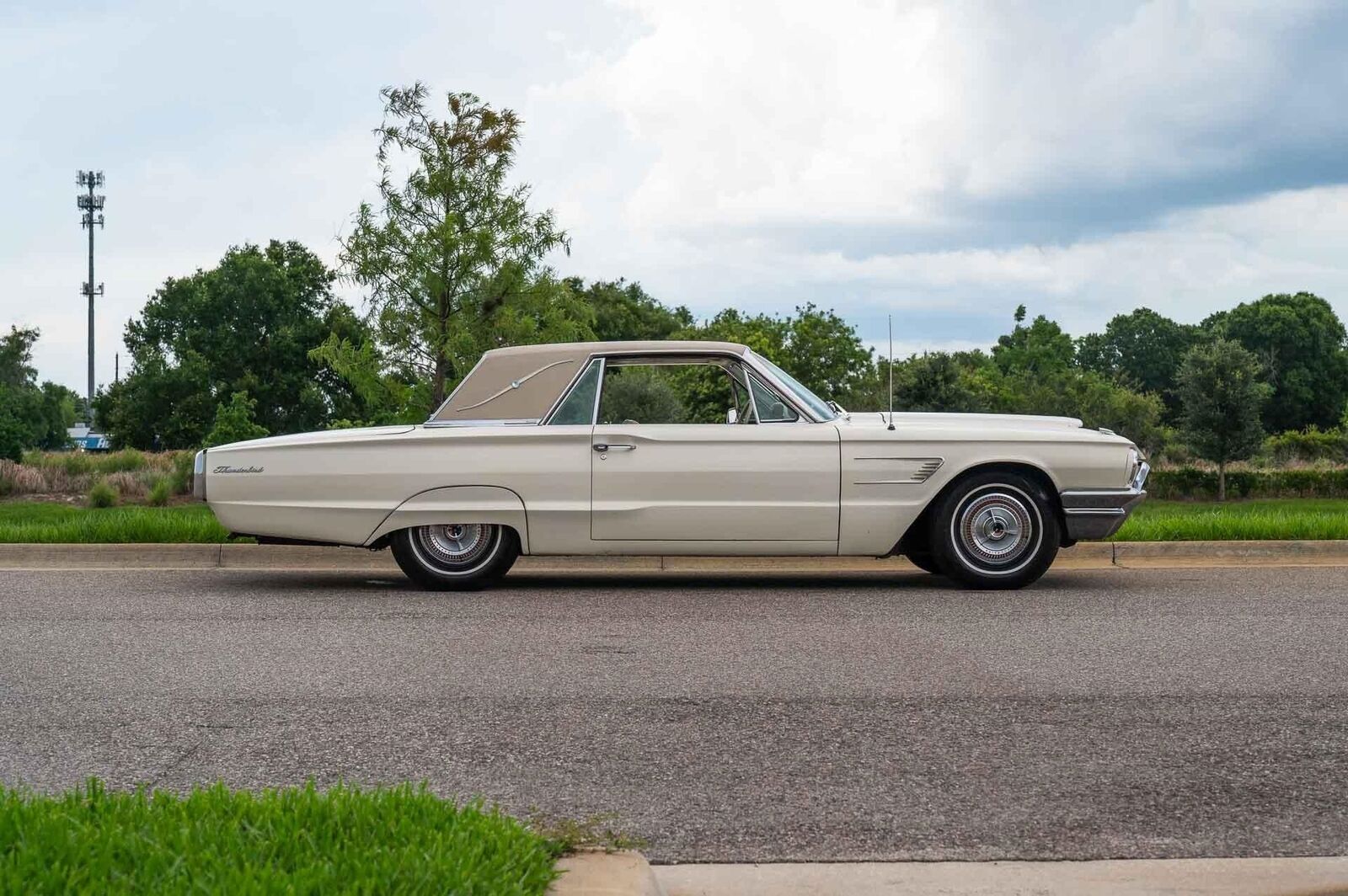 Ford-Thunderbird-1965-2-Door-38
