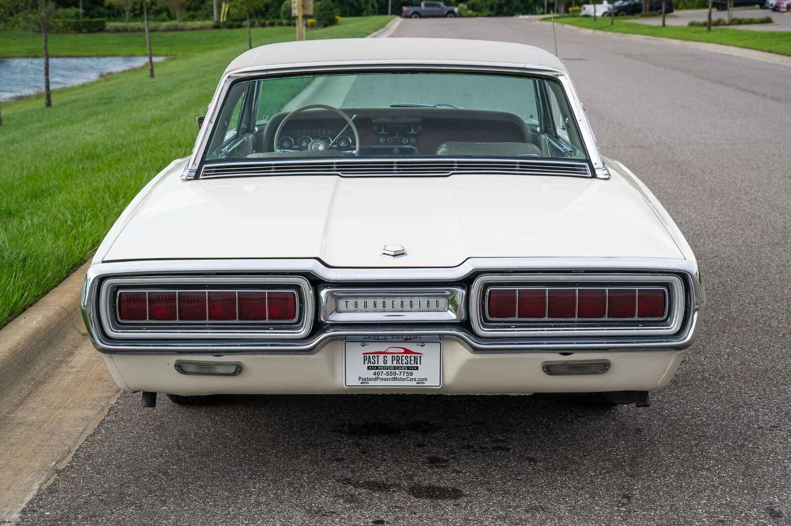 Ford-Thunderbird-1965-2-Door-4