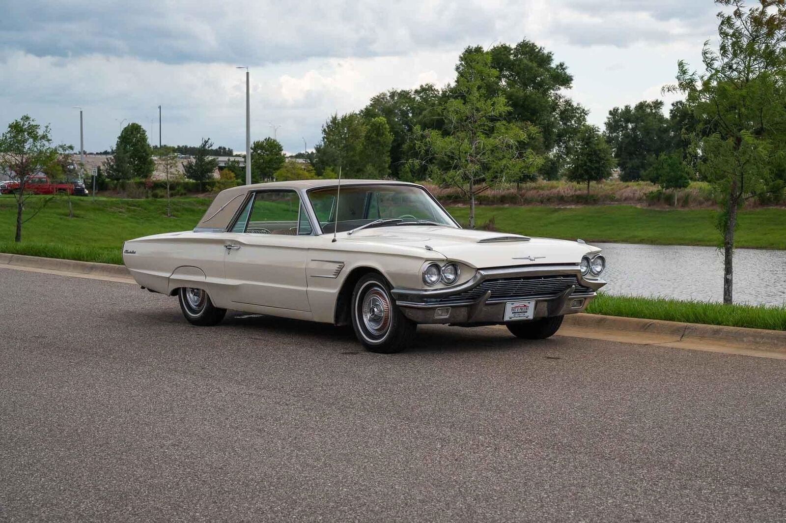 Ford-Thunderbird-1965-2-Door-8