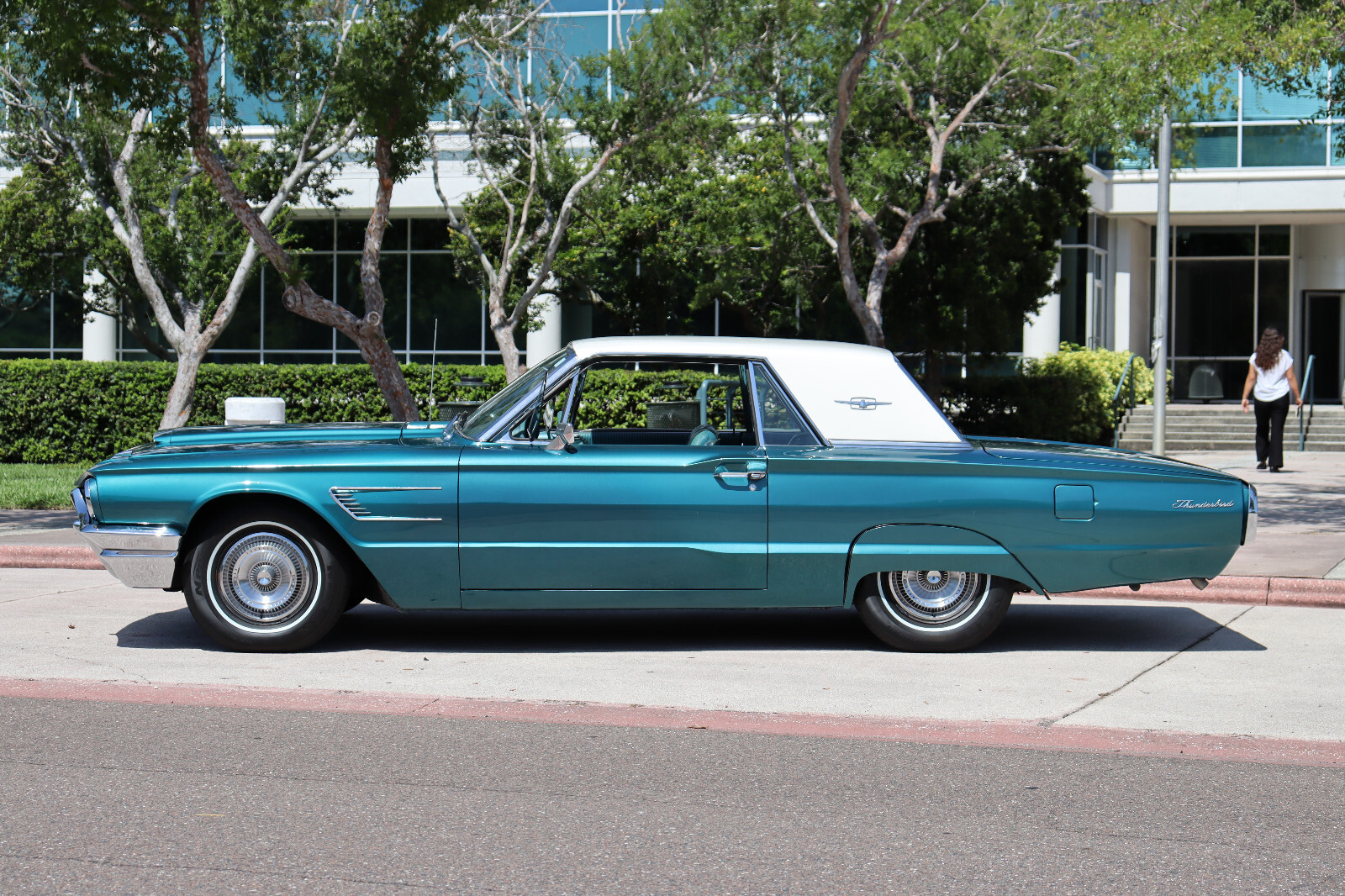 Ford-Thunderbird-1965-Coupe-1
