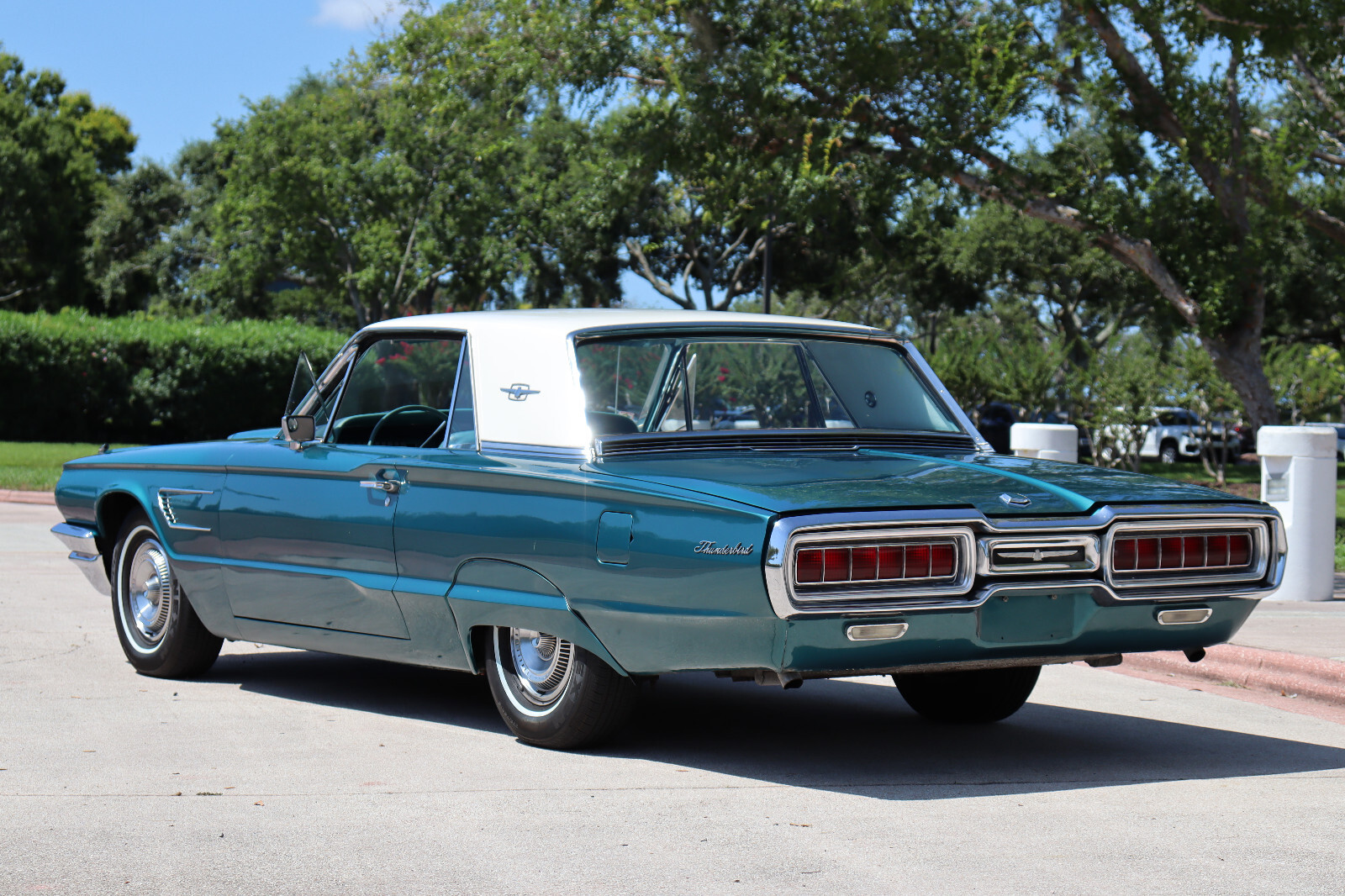Ford-Thunderbird-1965-Coupe-2