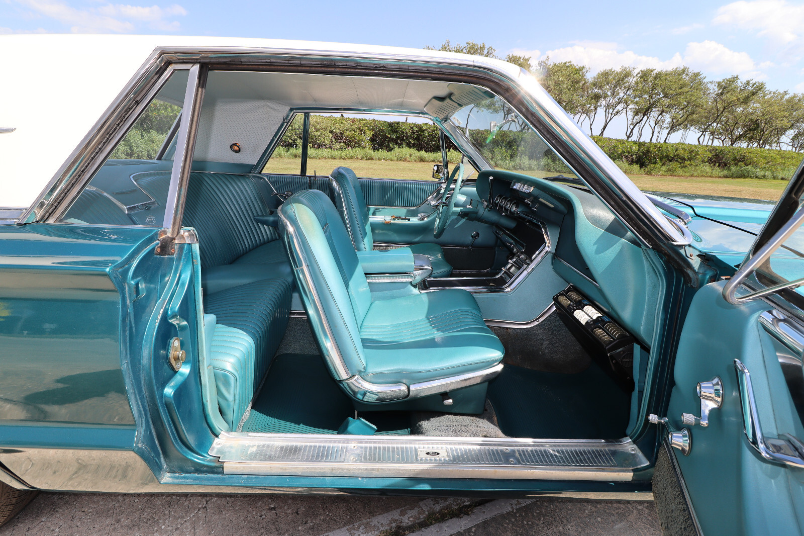 Ford-Thunderbird-1965-Coupe-21