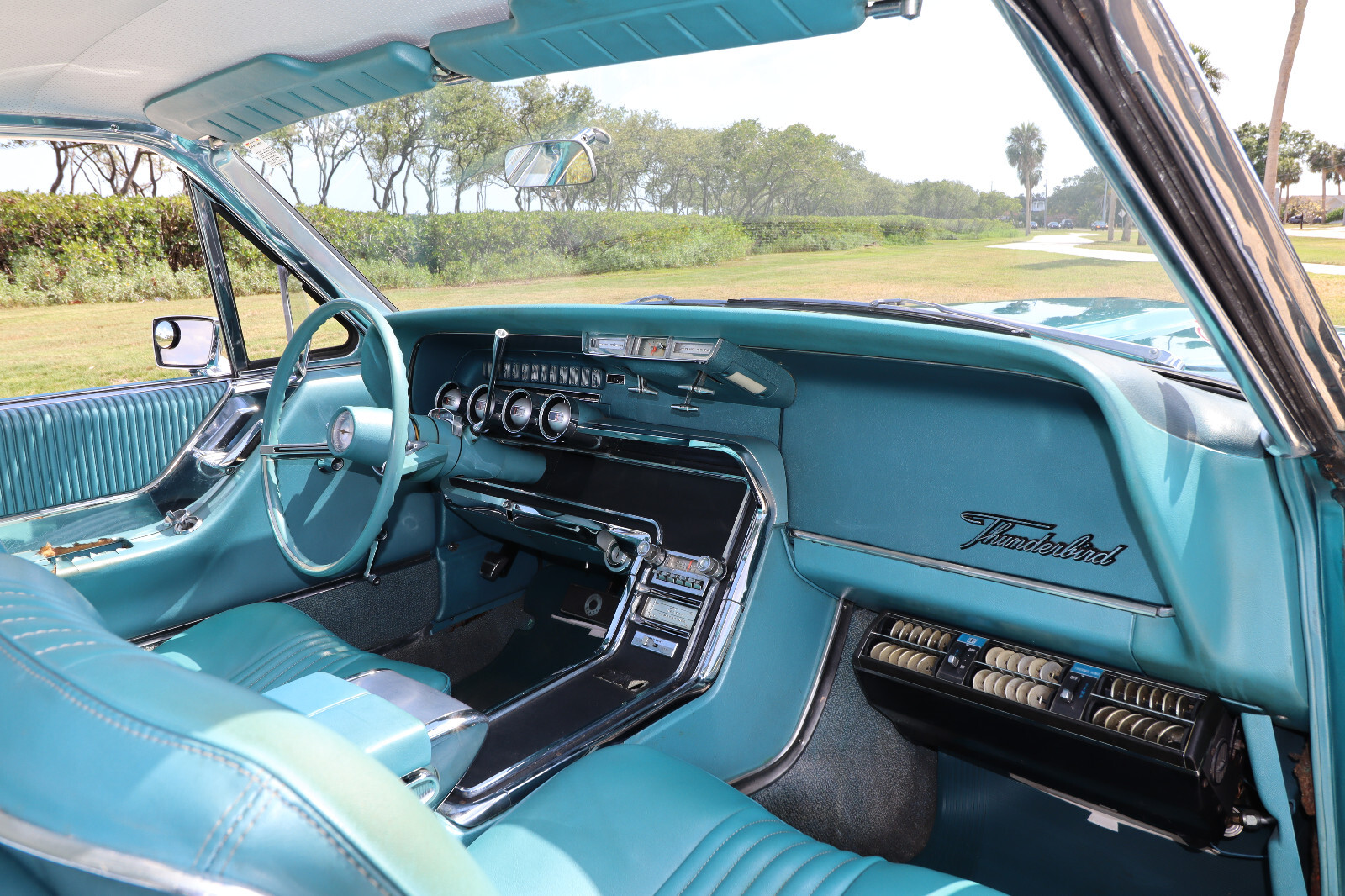 Ford-Thunderbird-1965-Coupe-22