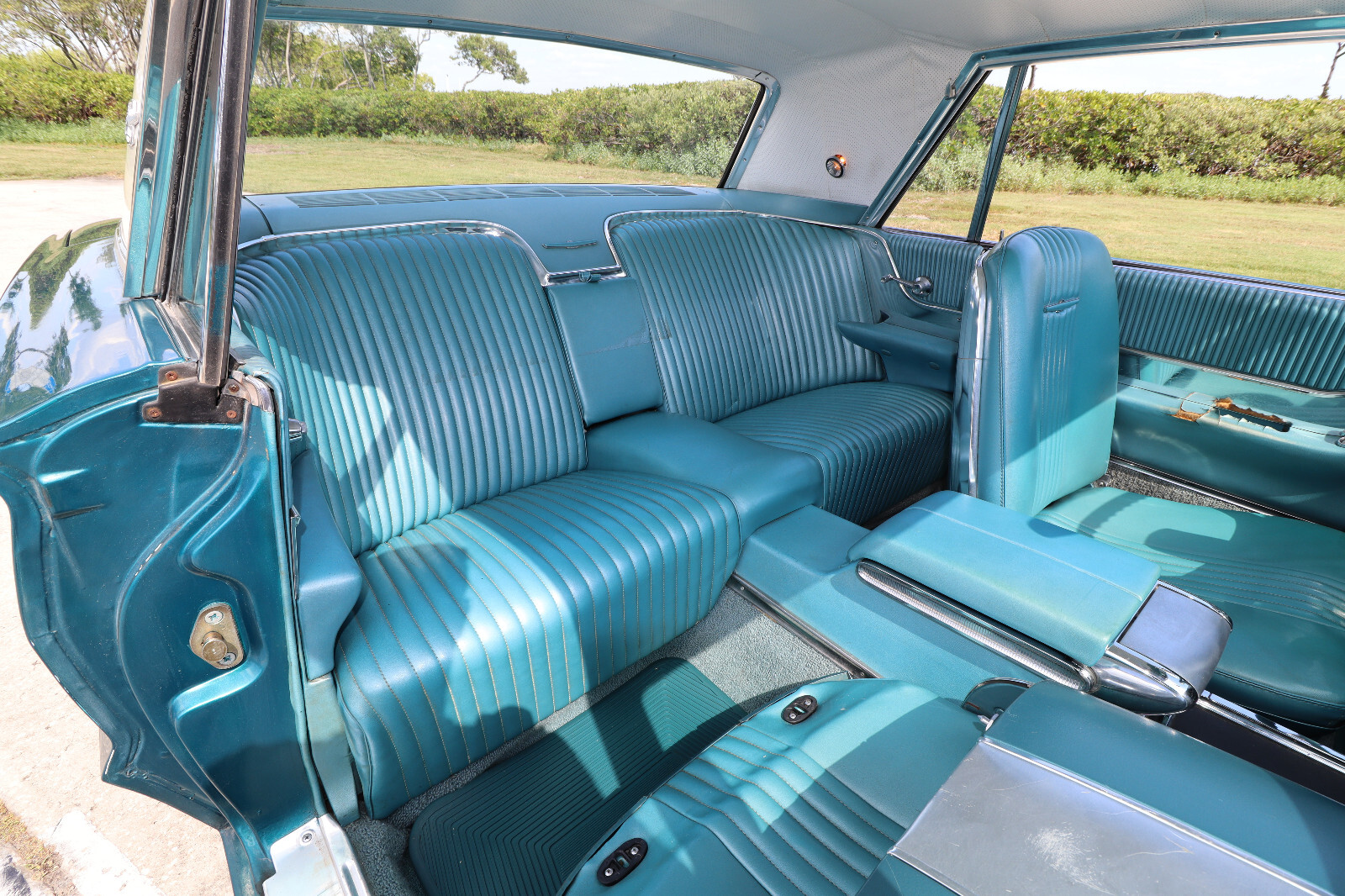 Ford-Thunderbird-1965-Coupe-23
