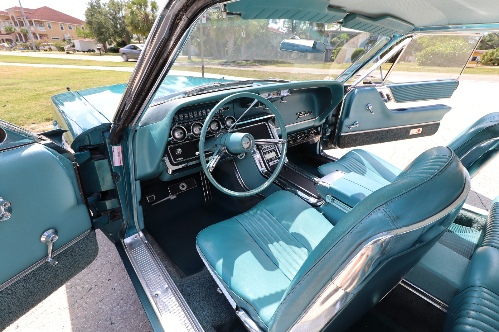 Ford-Thunderbird-1965-Coupe-24