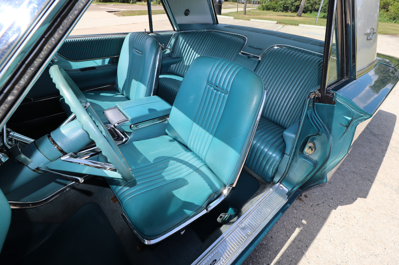 Ford-Thunderbird-1965-Coupe-26