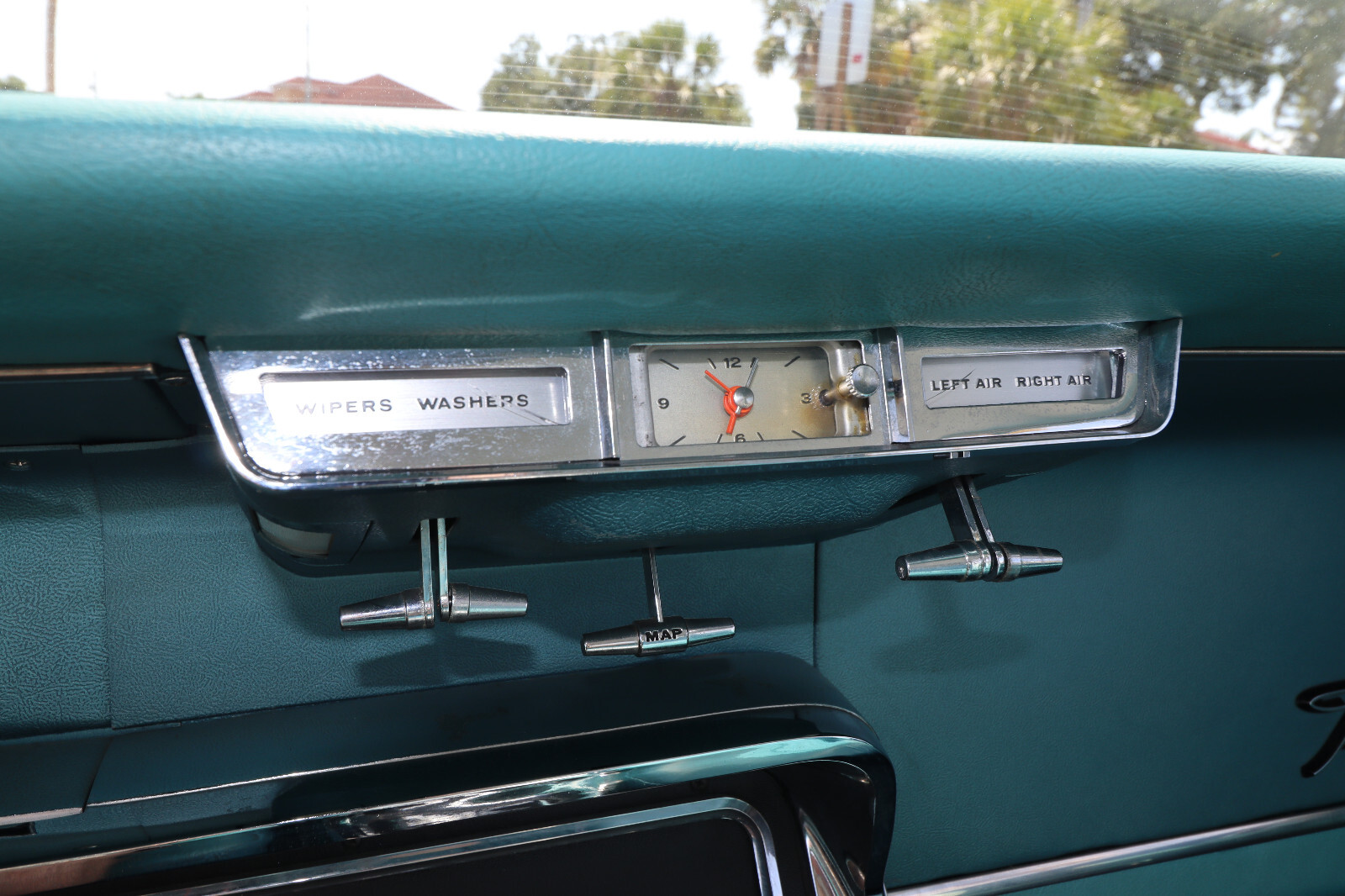 Ford-Thunderbird-1965-Coupe-28