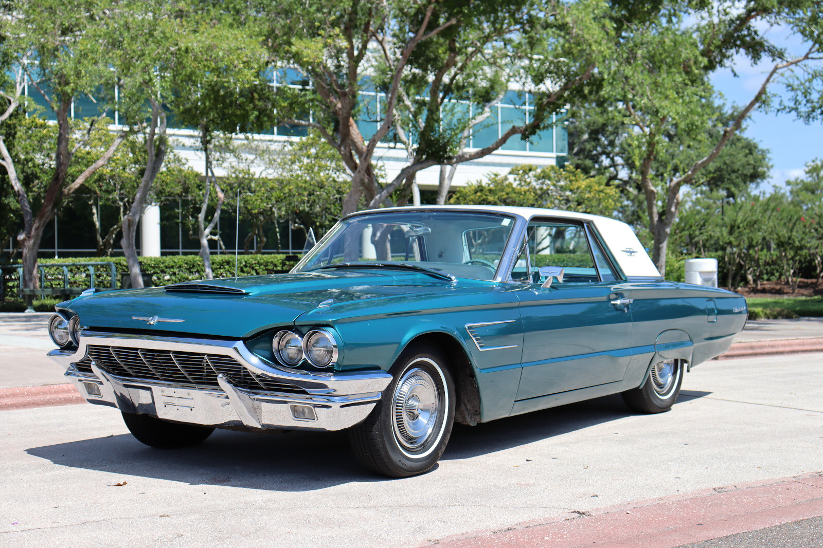 Ford-Thunderbird-1965-Coupe