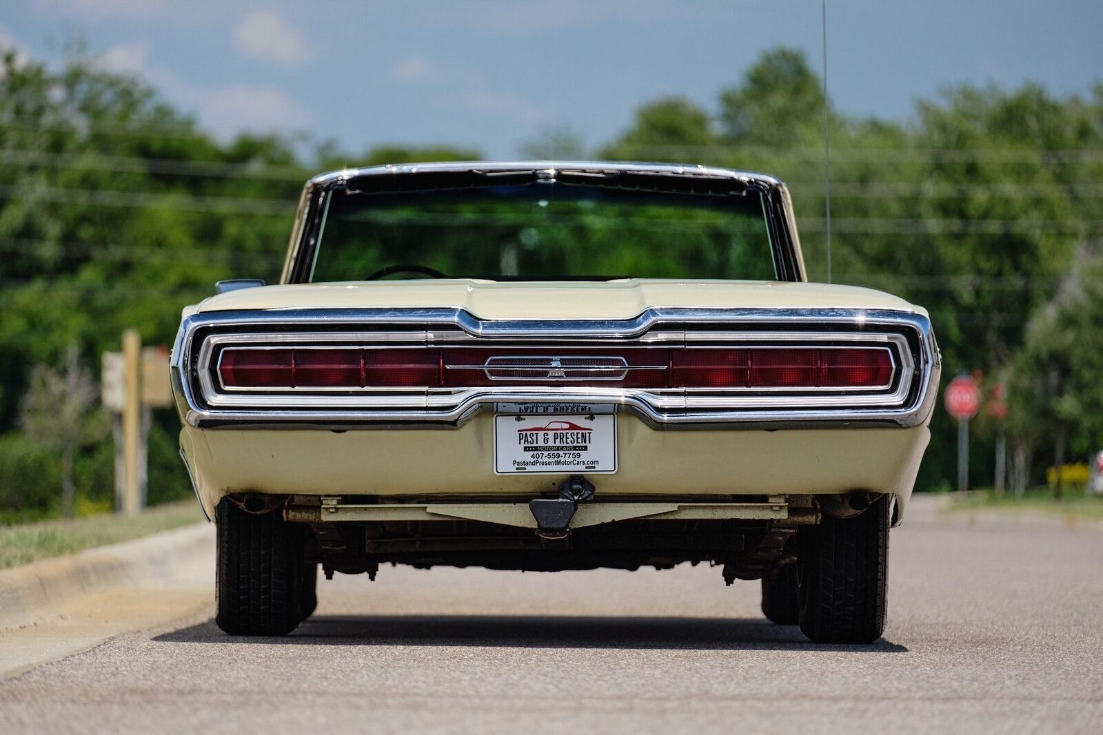 Ford-Thunderbird-1966-2-Door-4