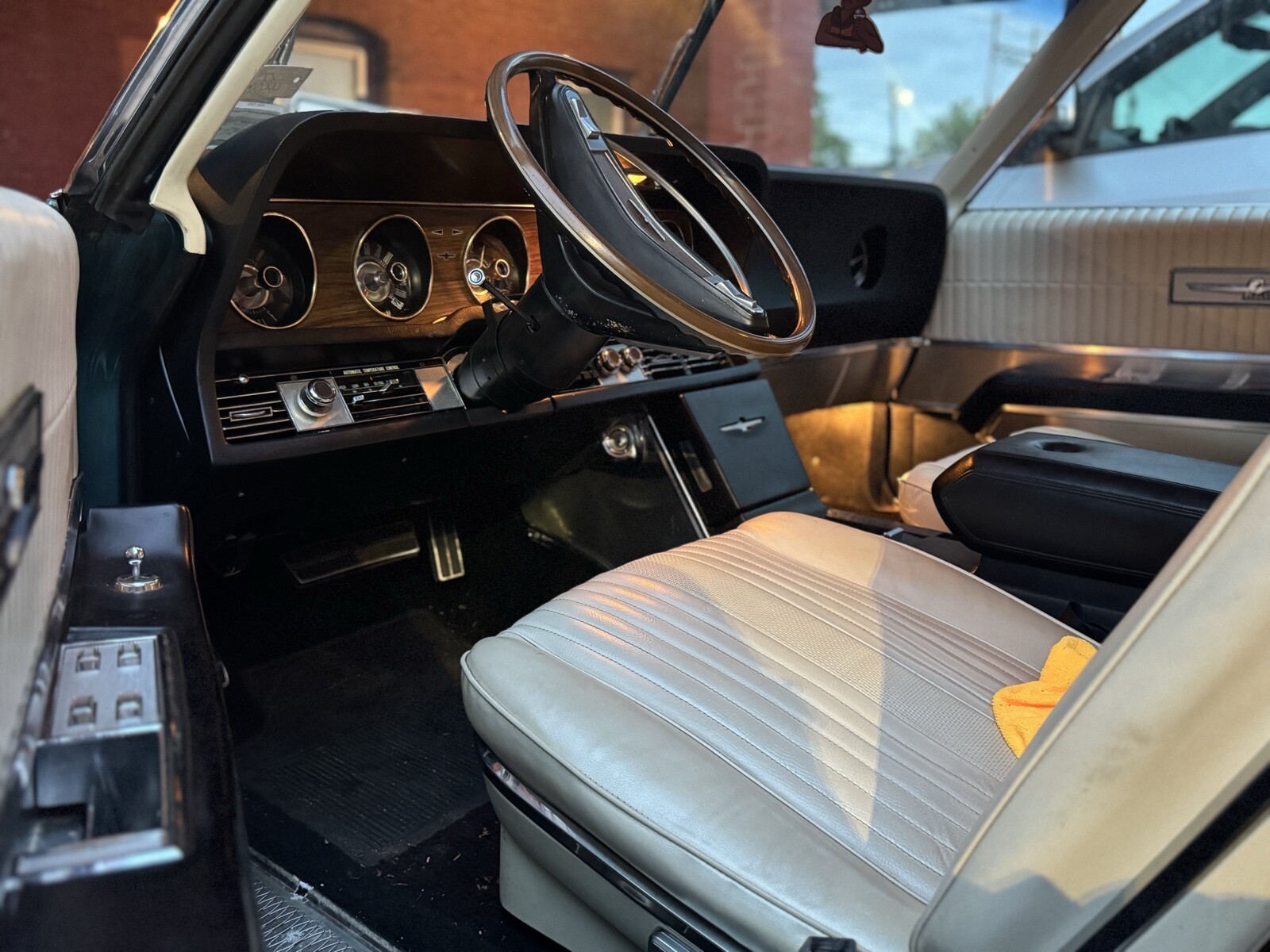 Ford-Thunderbird-1969-Coupe-23