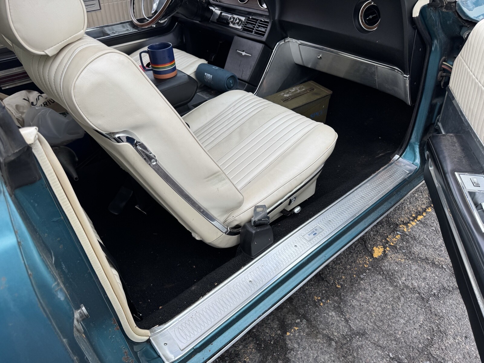 Ford-Thunderbird-1969-Coupe-28