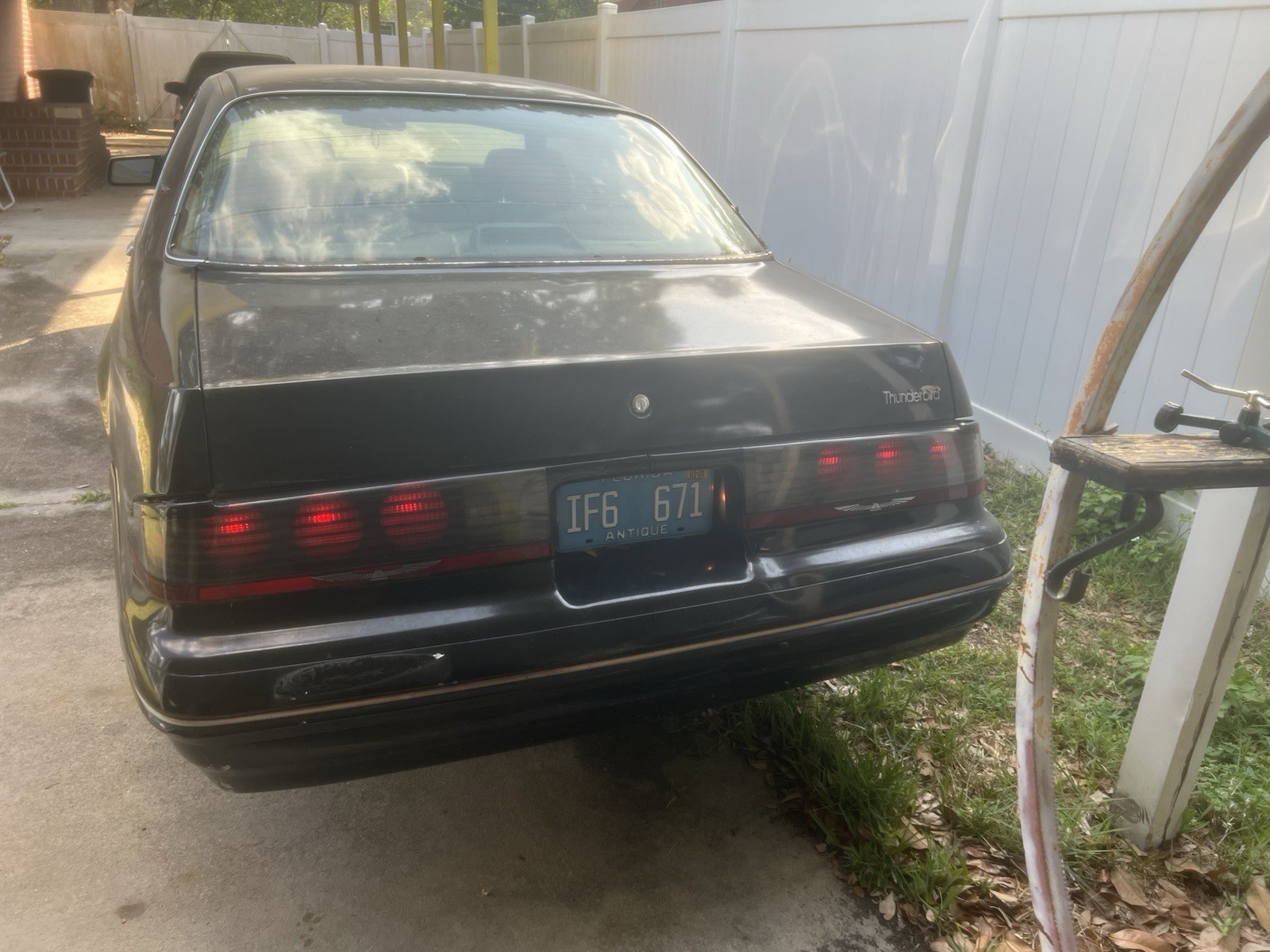 Ford-Thunderbird-1988-Sedan-4