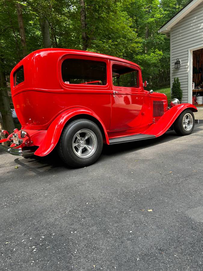 Ford Tudor  1932 red