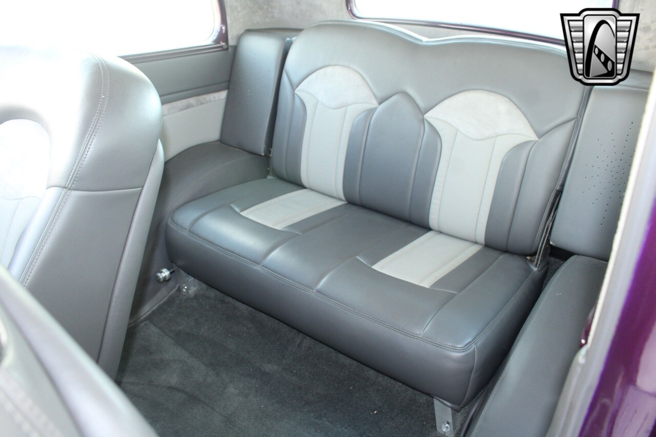 Ford-Tudor-Sedan-1933-16