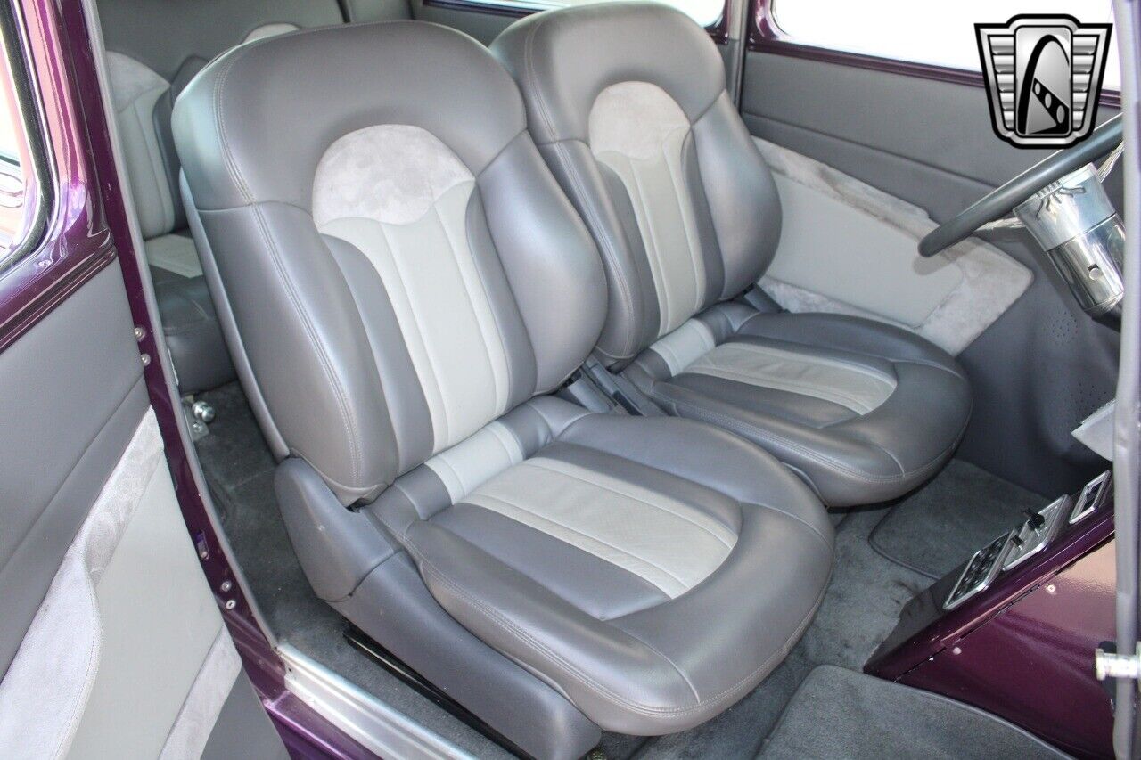 Ford-Tudor-Sedan-1933-19