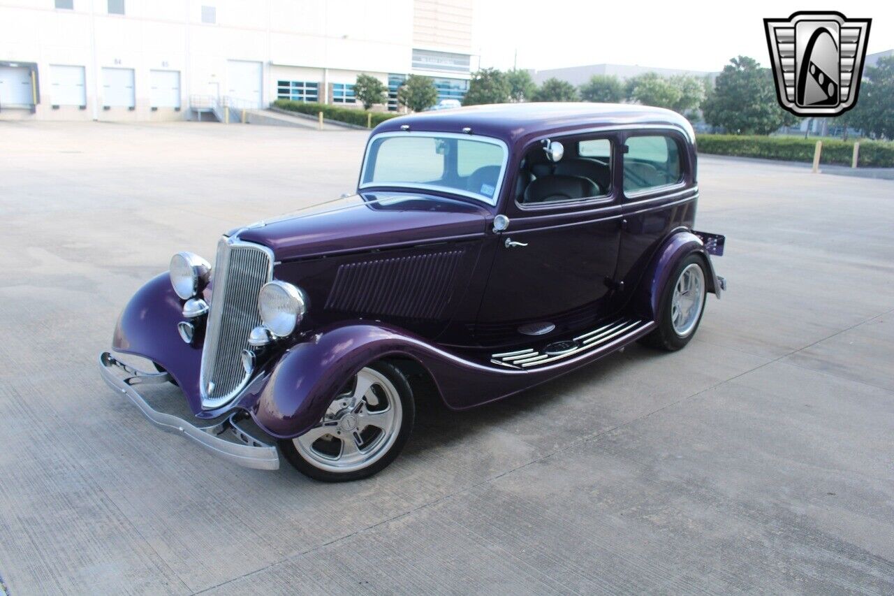 Ford-Tudor-Sedan-1933-2