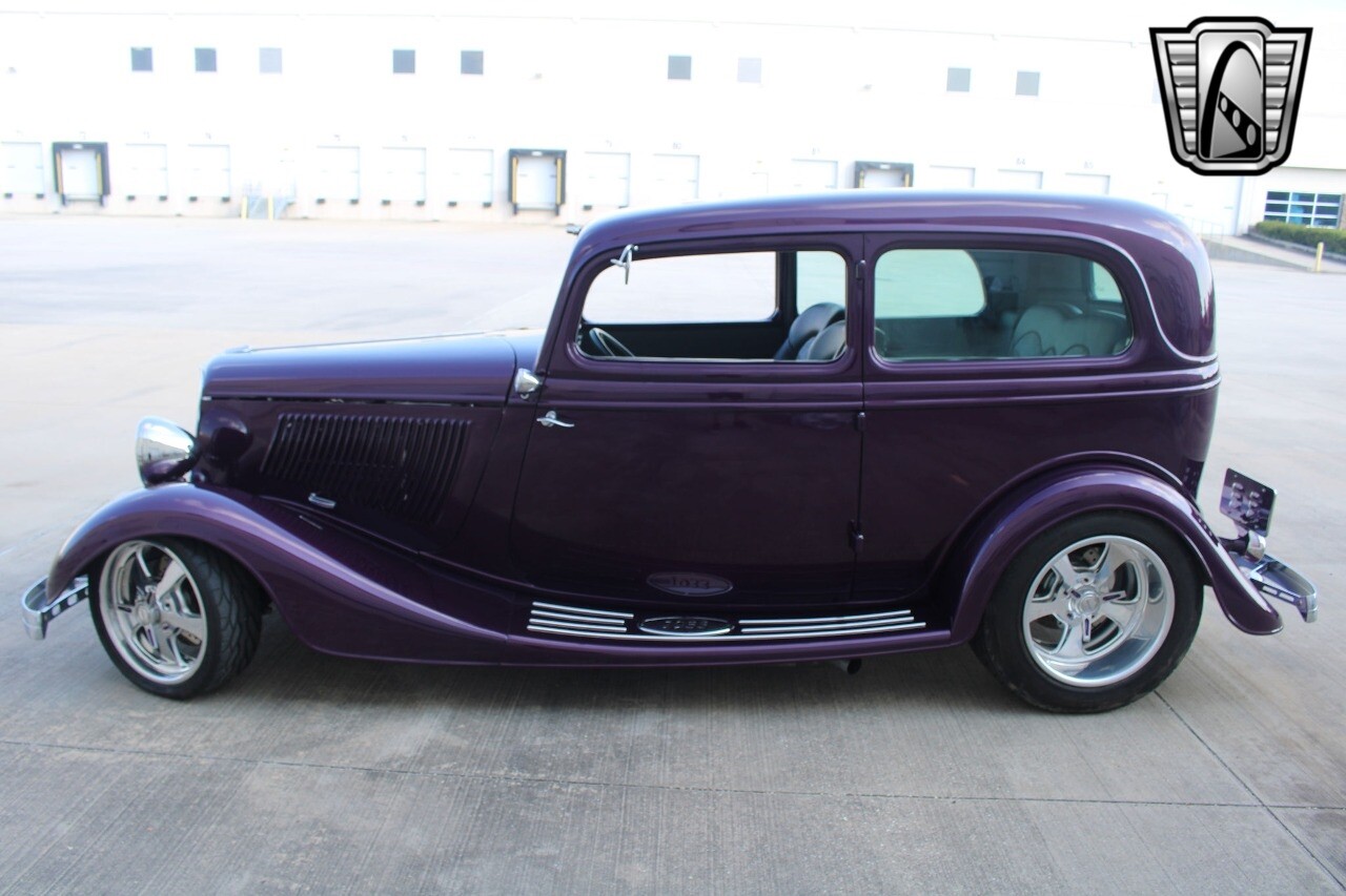 Ford-Tudor-Sedan-1933-22