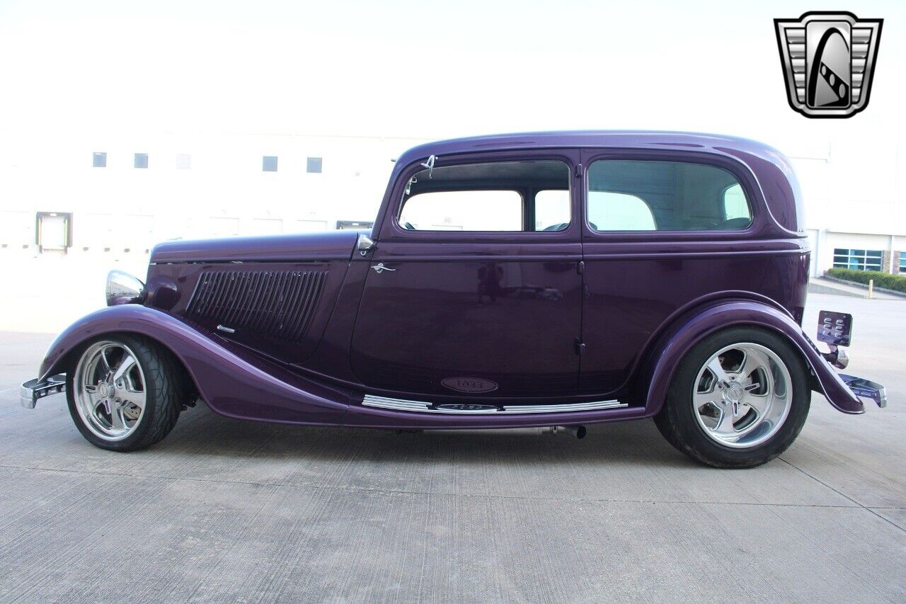 Ford-Tudor-Sedan-1933-23