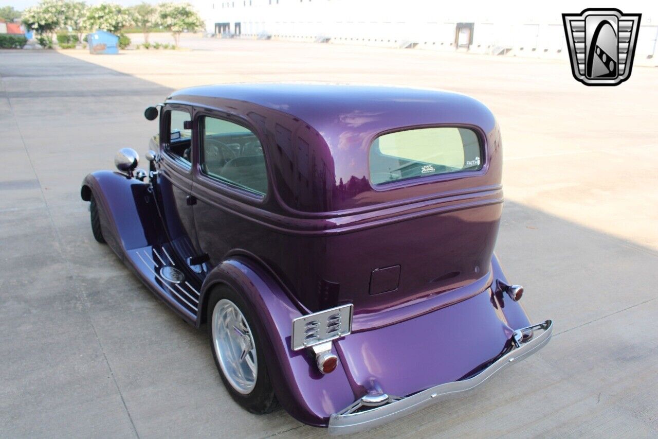 Ford-Tudor-Sedan-1933-24