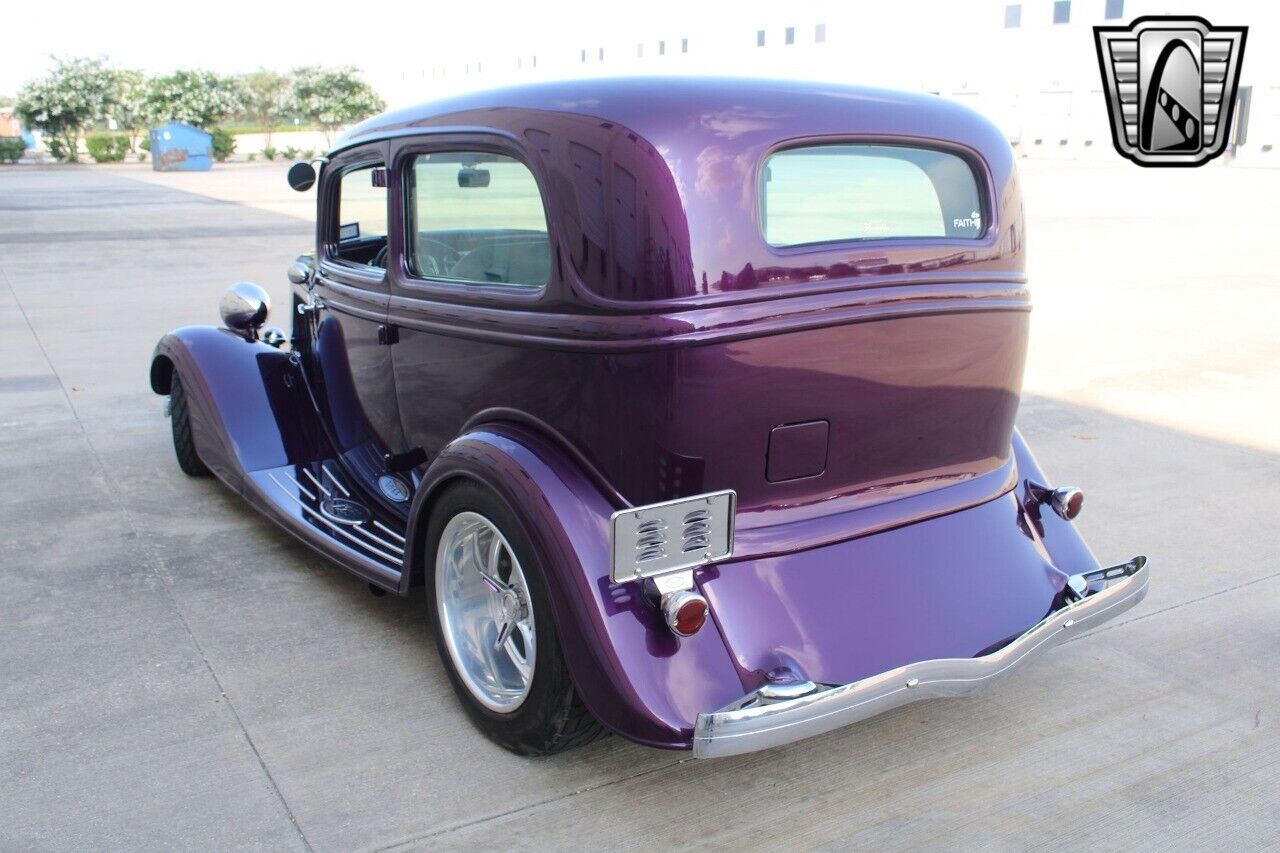 Ford-Tudor-Sedan-1933-25