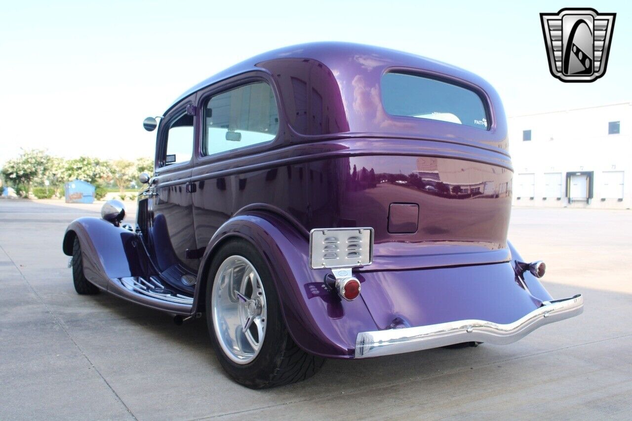 Ford-Tudor-Sedan-1933-26