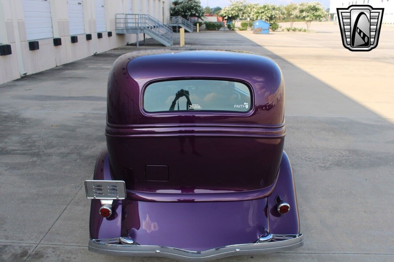 Ford-Tudor-Sedan-1933-27