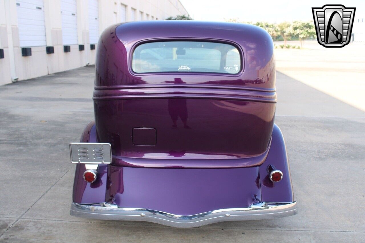 Ford-Tudor-Sedan-1933-28