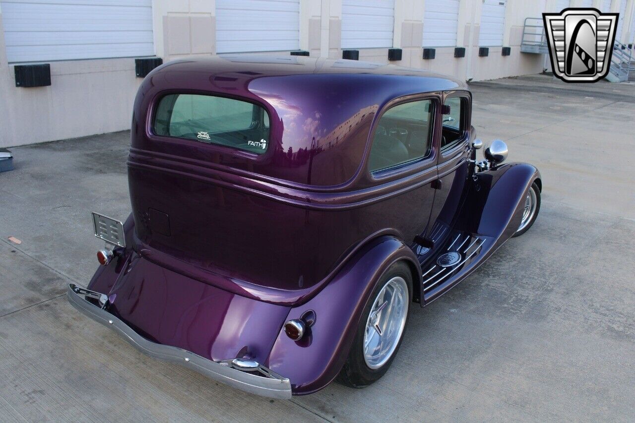 Ford-Tudor-Sedan-1933-29