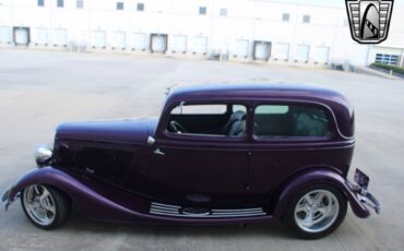 Ford-Tudor-Sedan-1933-3