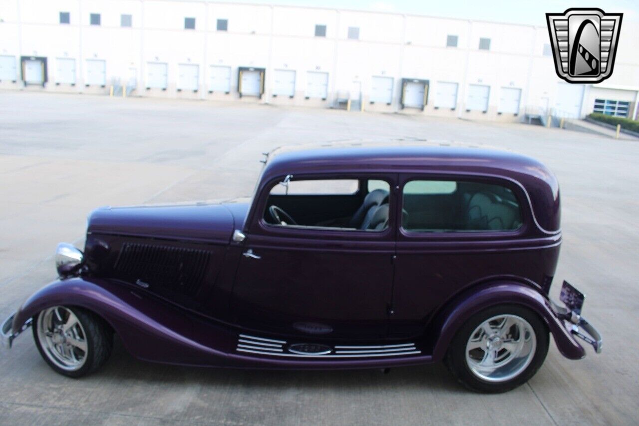 Ford-Tudor-Sedan-1933-3