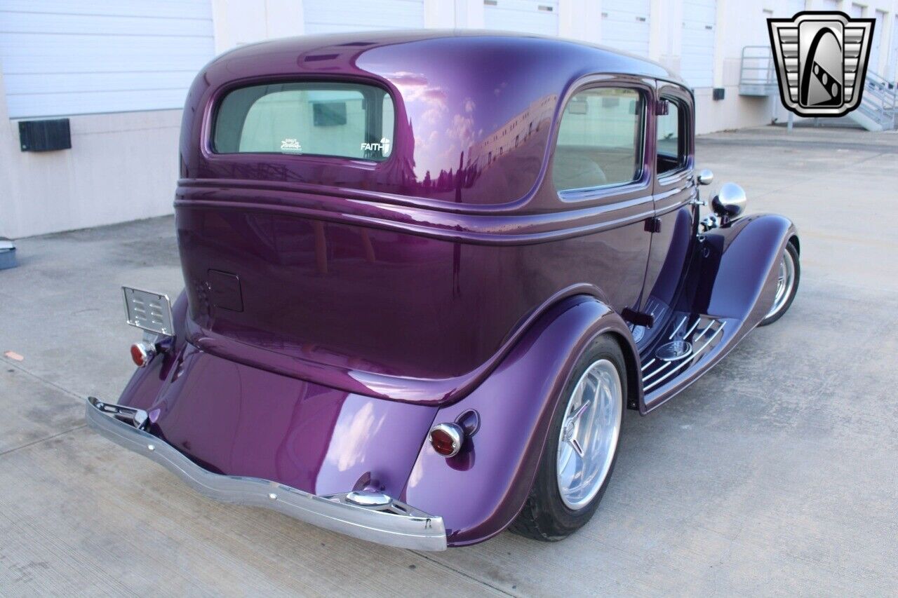 Ford-Tudor-Sedan-1933-30
