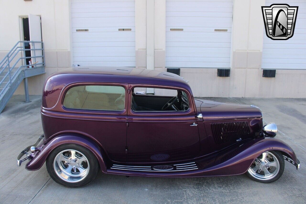 Ford-Tudor-Sedan-1933-32
