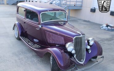 Ford-Tudor-Sedan-1933-34