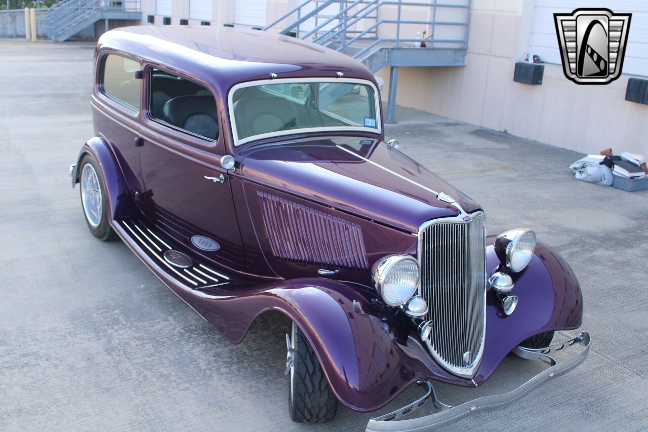 Ford-Tudor-Sedan-1933-34