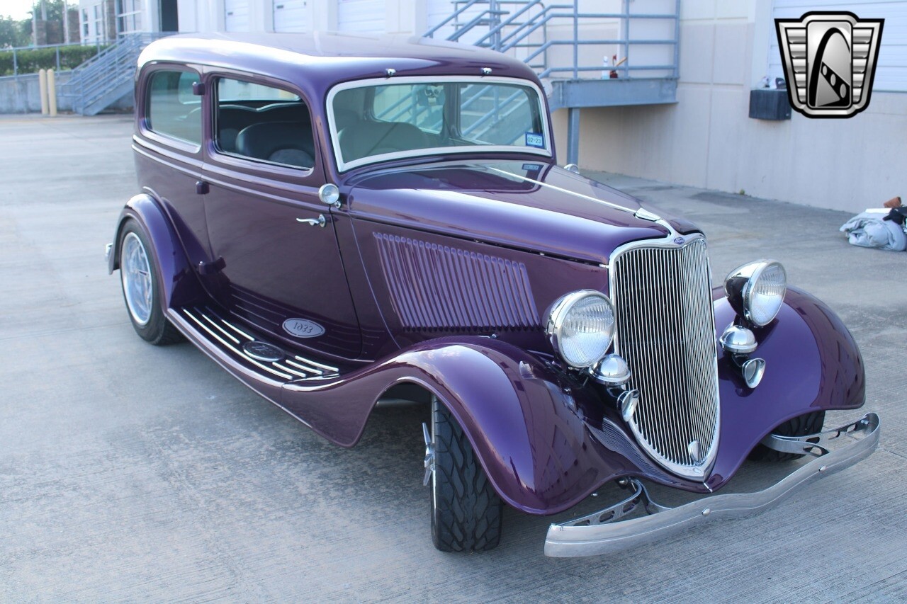 Ford-Tudor-Sedan-1933-35